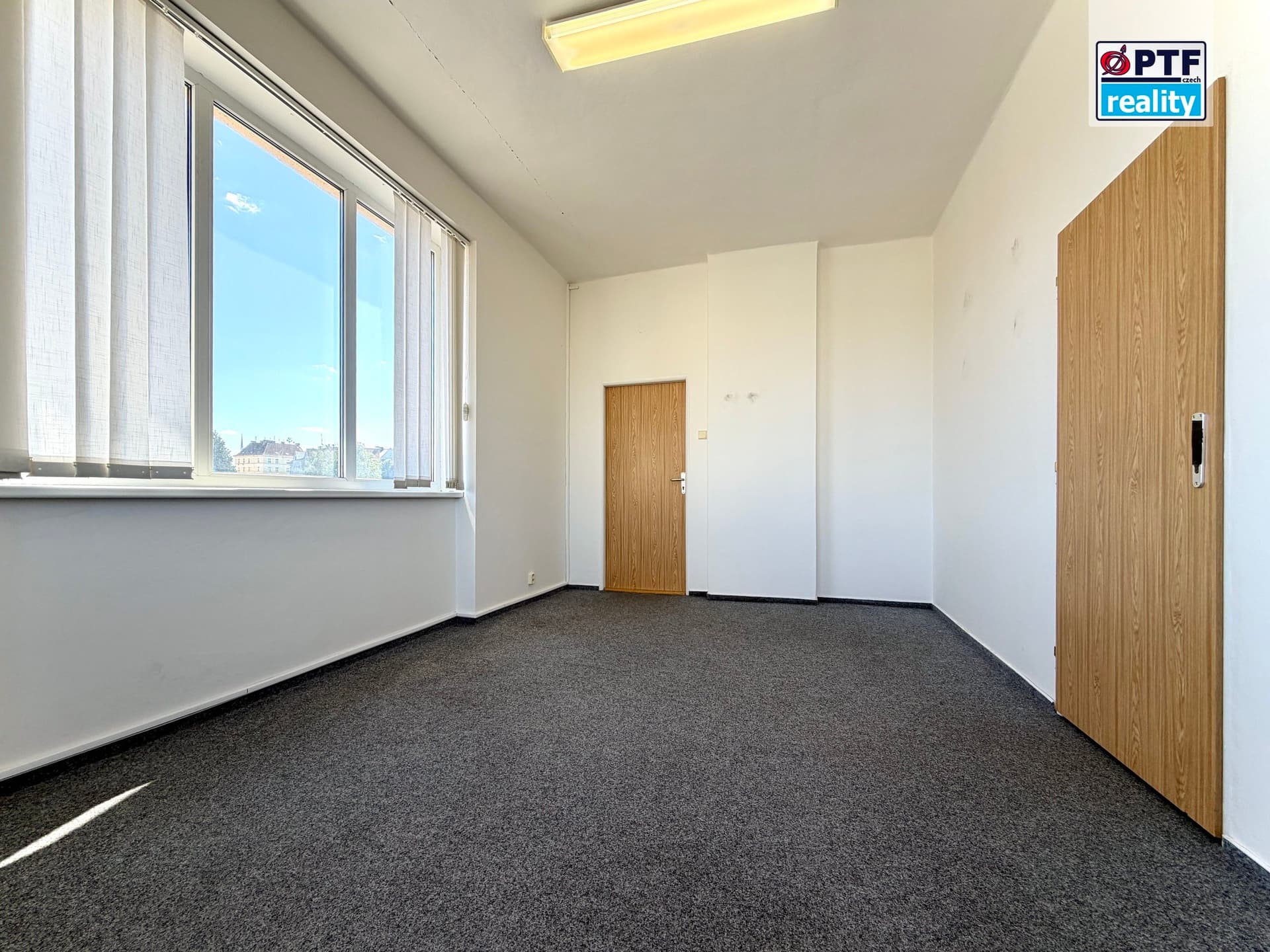 Pronájem kanceláře (16 m²) v Plzni, ul. Na Roudné — Plzeň (fotografie 2)