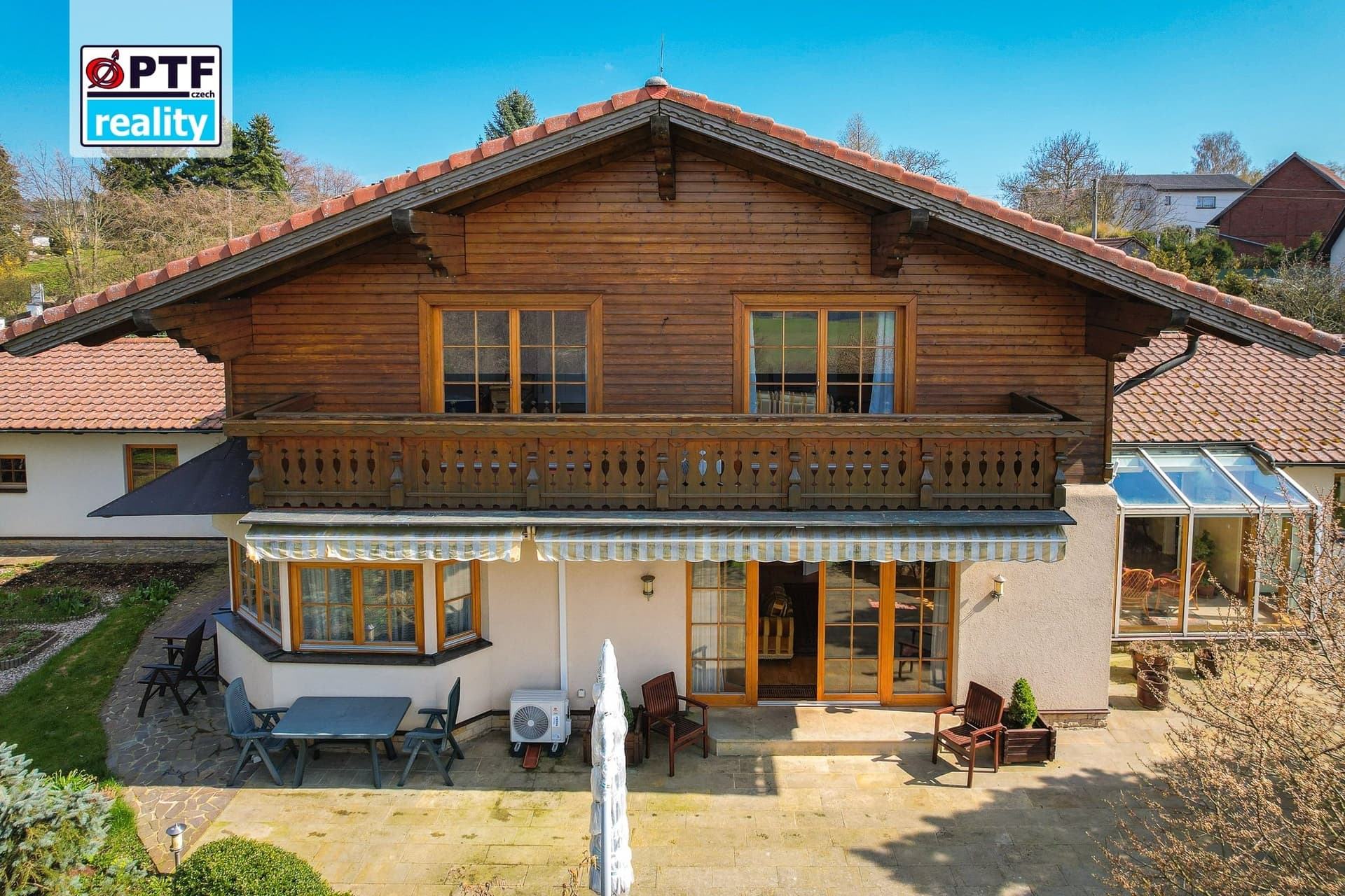 Exkluzivní rodinný dům 4+kk v alpském stylu, zahrada 5 409 m², garáž pro 3 vozy — Chrudim (fotografie 2)