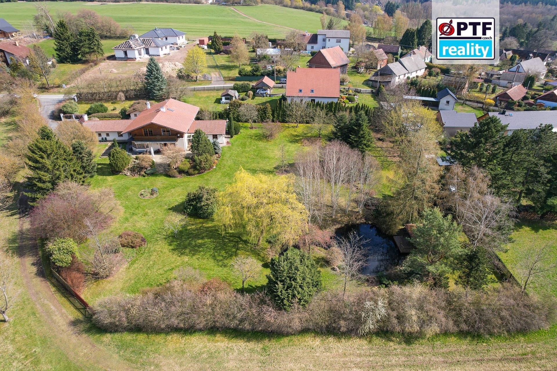 Exkluzivní rodinný dům 4+kk v alpském stylu, zahrada 5 409 m², garáž pro 3 vozy — Chrudim (fotografie 61)