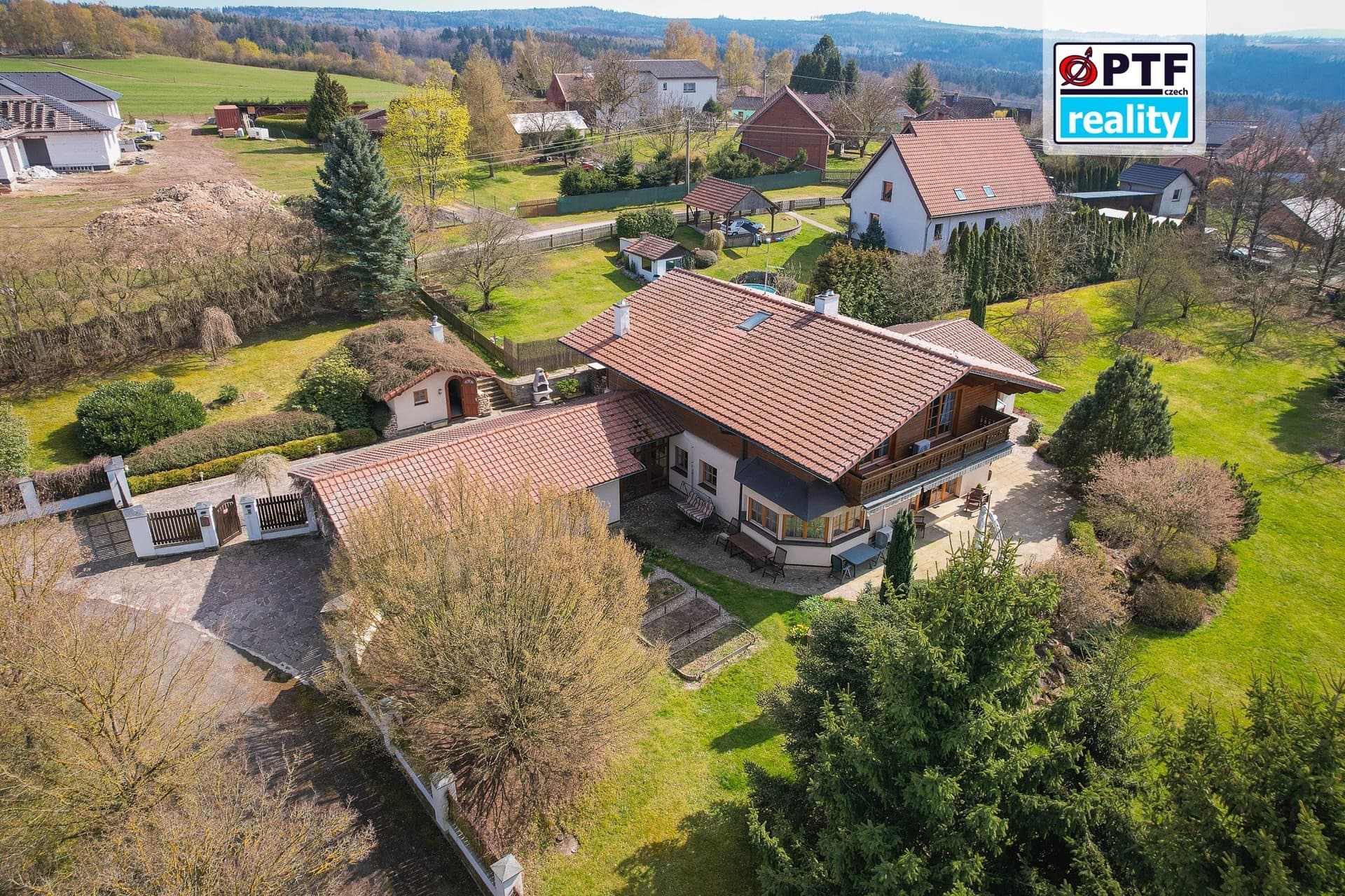 Exkluzivní rodinný dům 4+kk v alpském stylu, zahrada 5 409 m², garáž pro 3 vozy — Chrudim (fotografie 64)