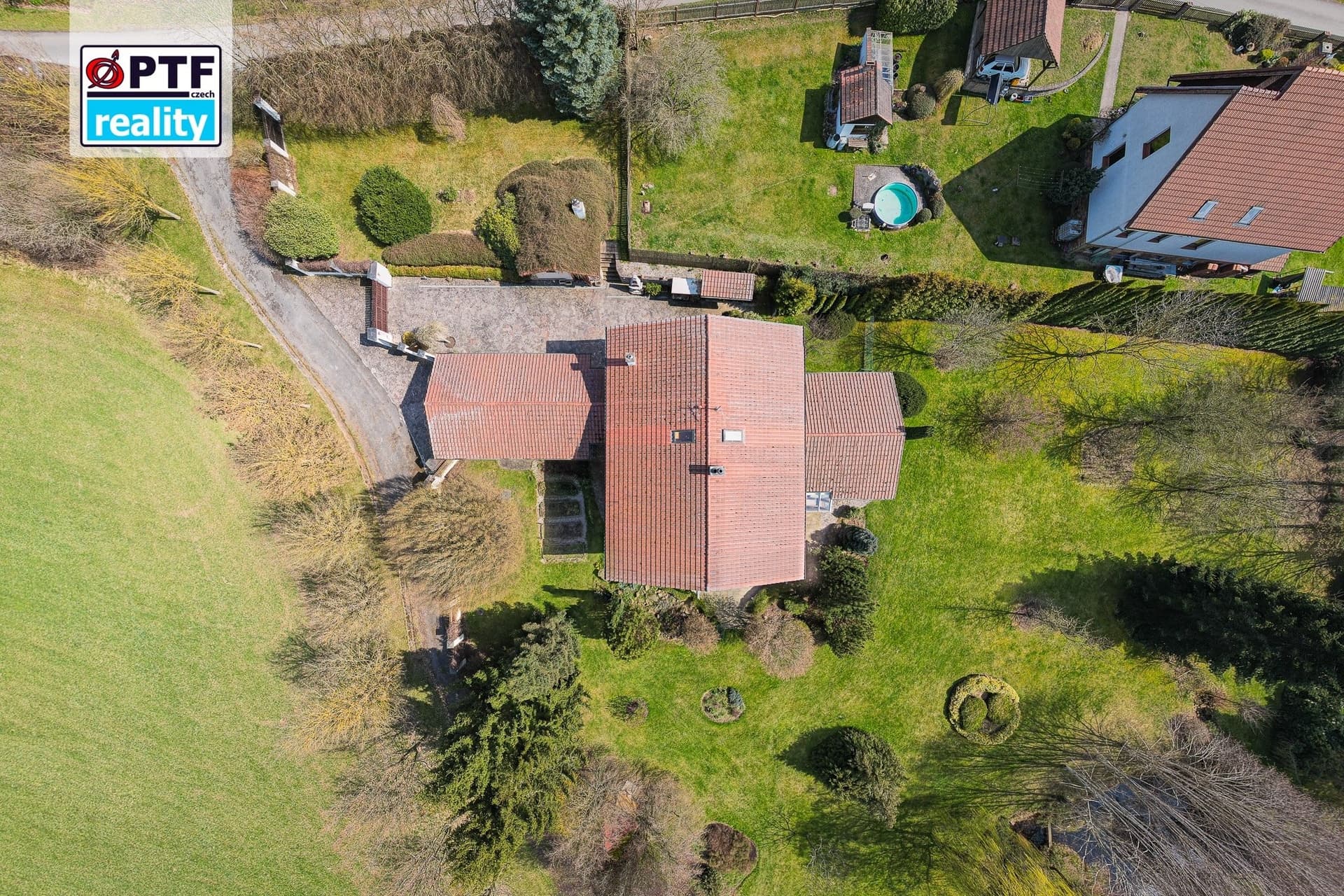 Exkluzivní rodinný dům 4+kk v alpském stylu, zahrada 5 409 m², garáž pro 3 vozy — Chrudim (fotografie 59)