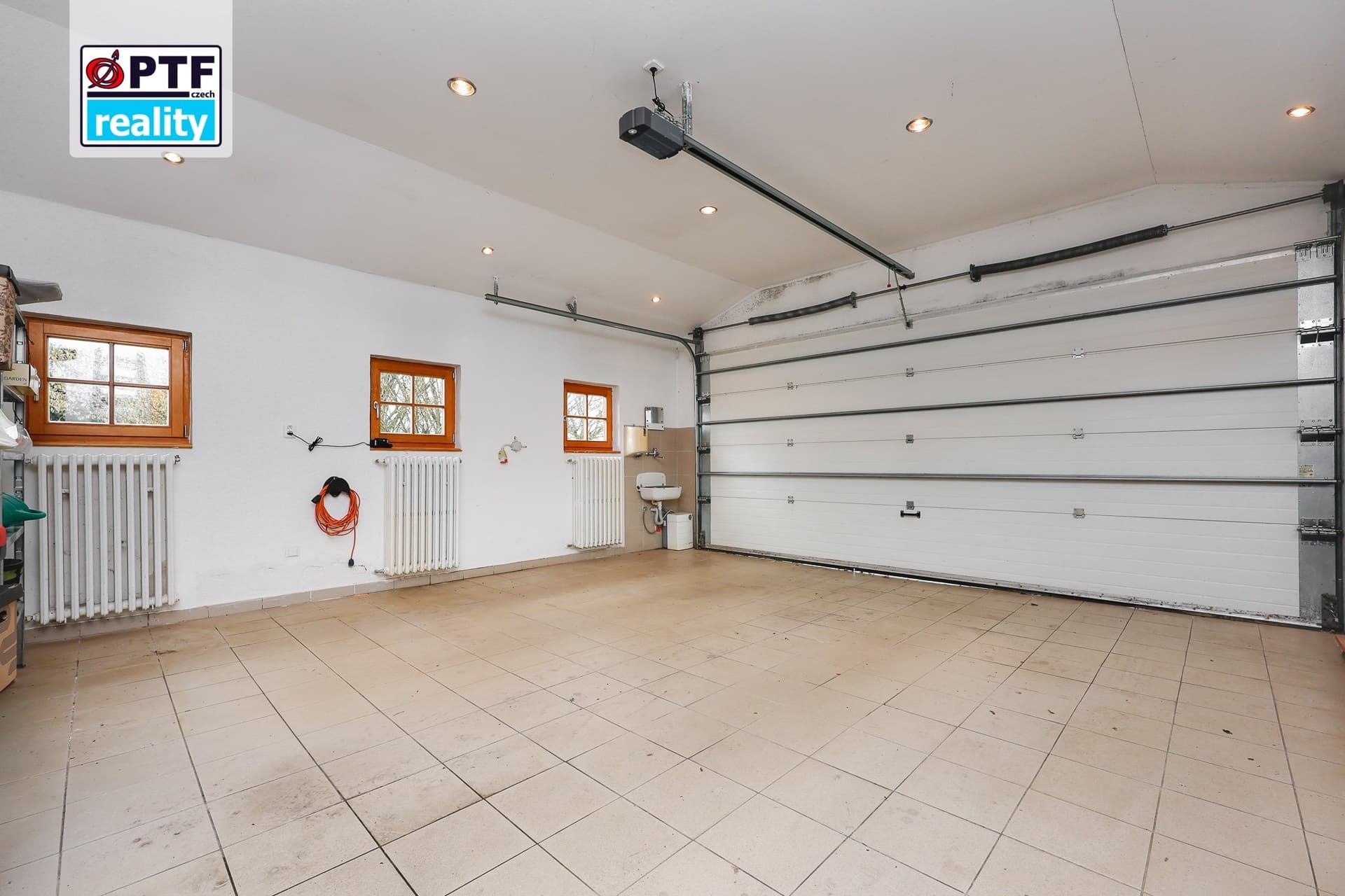 Exkluzivní rodinný dům 4+kk v alpském stylu, zahrada 5 409 m², garáž pro 3 vozy — Chrudim (fotografie 33)