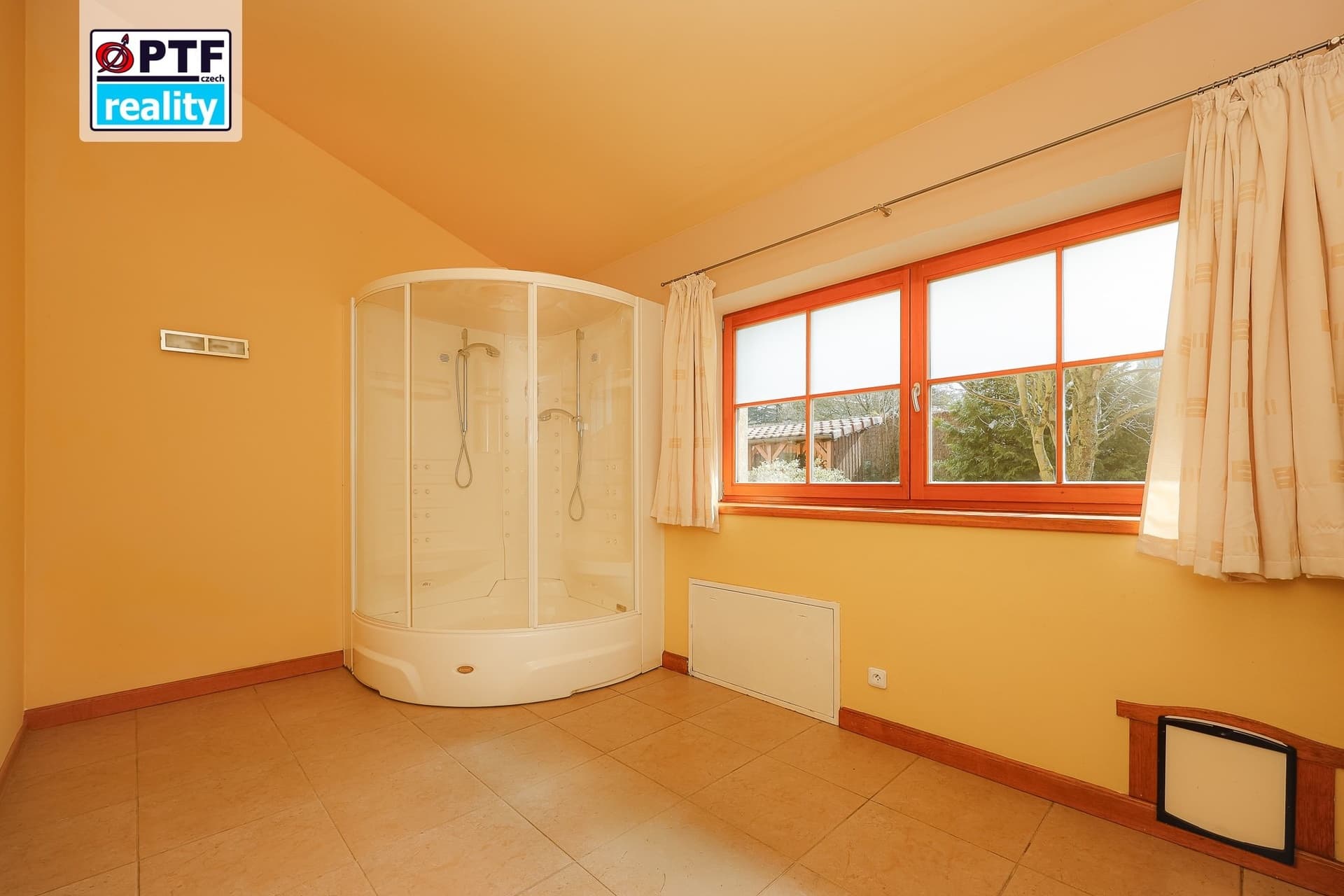 Exkluzivní rodinný dům 4+kk v alpském stylu, zahrada 5 409 m², garáž pro 3 vozy — Chrudim (fotografie 23)