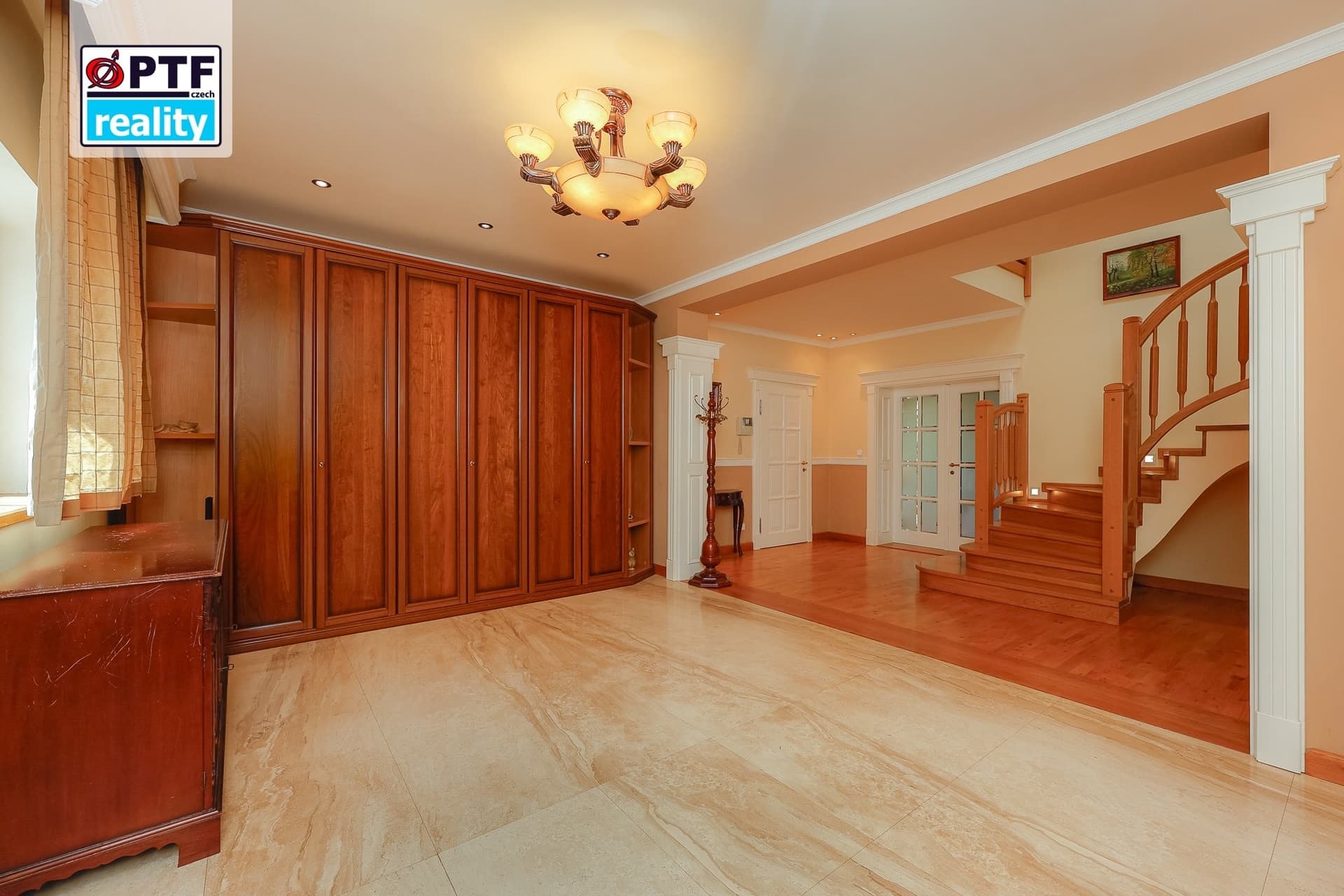 Exkluzivní rodinný dům 4+kk v alpském stylu, zahrada 5 409 m², garáž pro 3 vozy — Chrudim (fotografie 13)