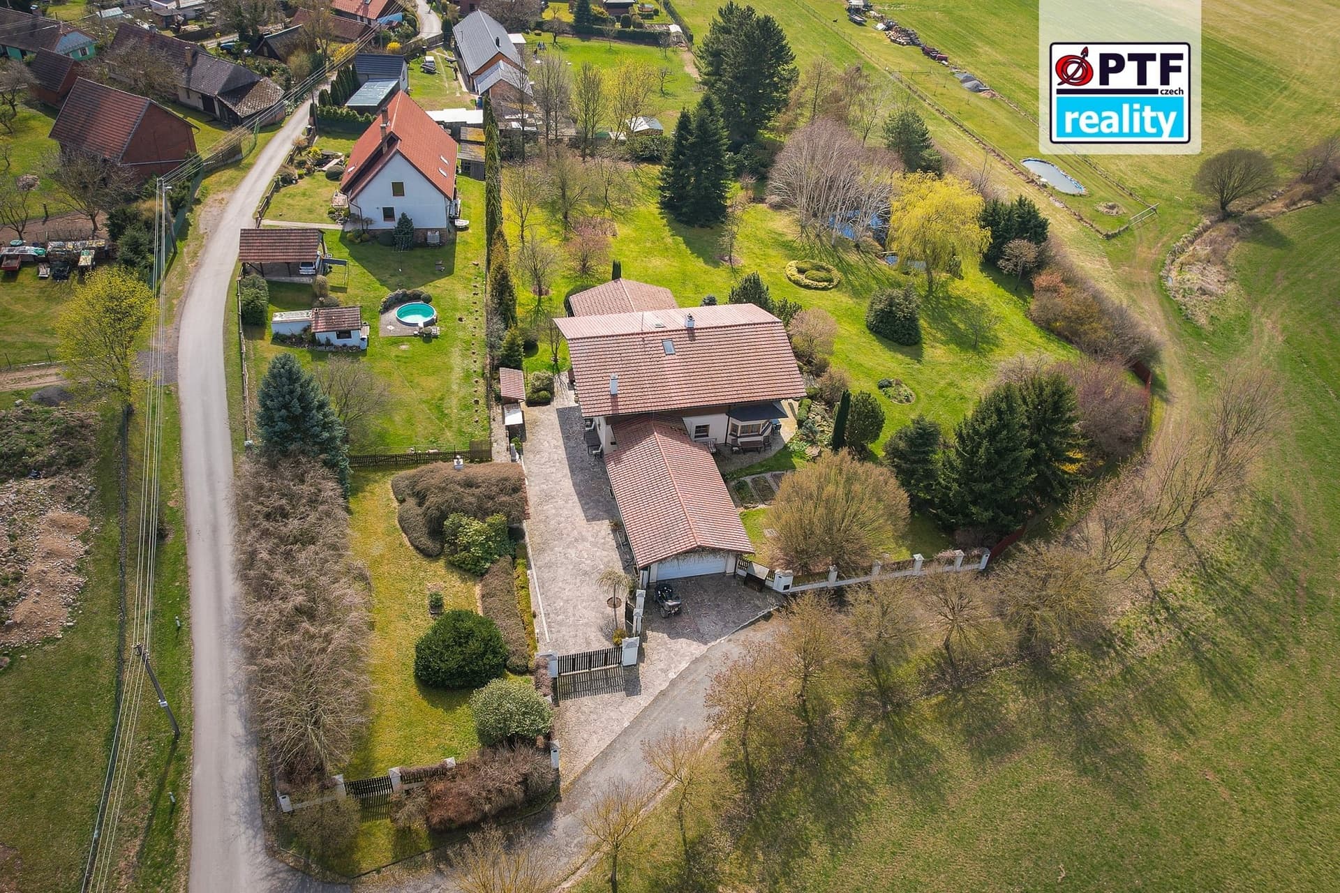 Exkluzivní rodinný dům 4+kk v alpském stylu, zahrada 5 409 m², garáž pro 3 vozy — Chrudim (fotografie 66)