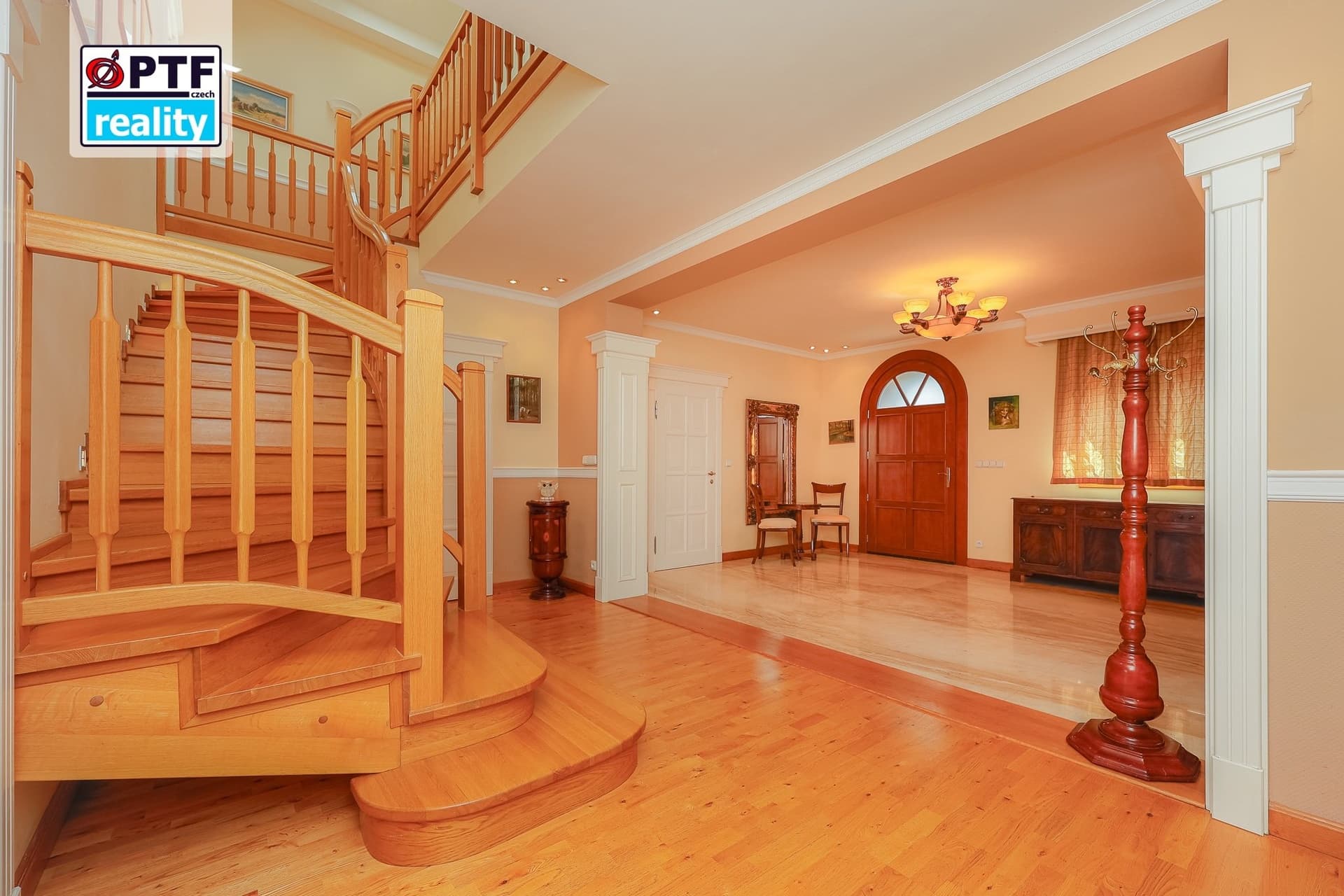 Exkluzivní rodinný dům 4+kk v alpském stylu, zahrada 5 409 m², garáž pro 3 vozy — Chrudim (fotografie 12)