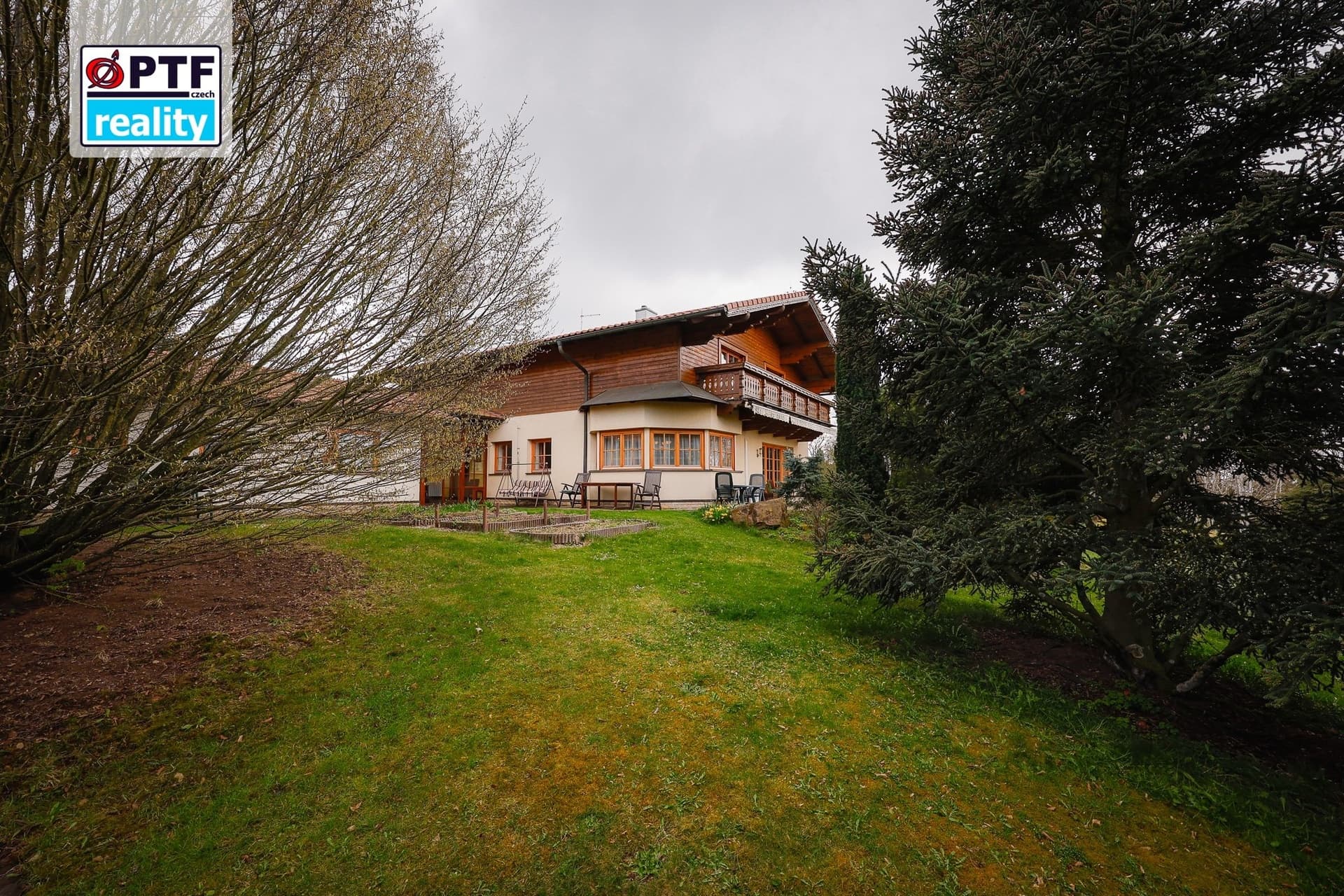 Exkluzivní rodinný dům 4+kk v alpském stylu, zahrada 5 409 m², garáž pro 3 vozy — Chrudim (fotografie 41)