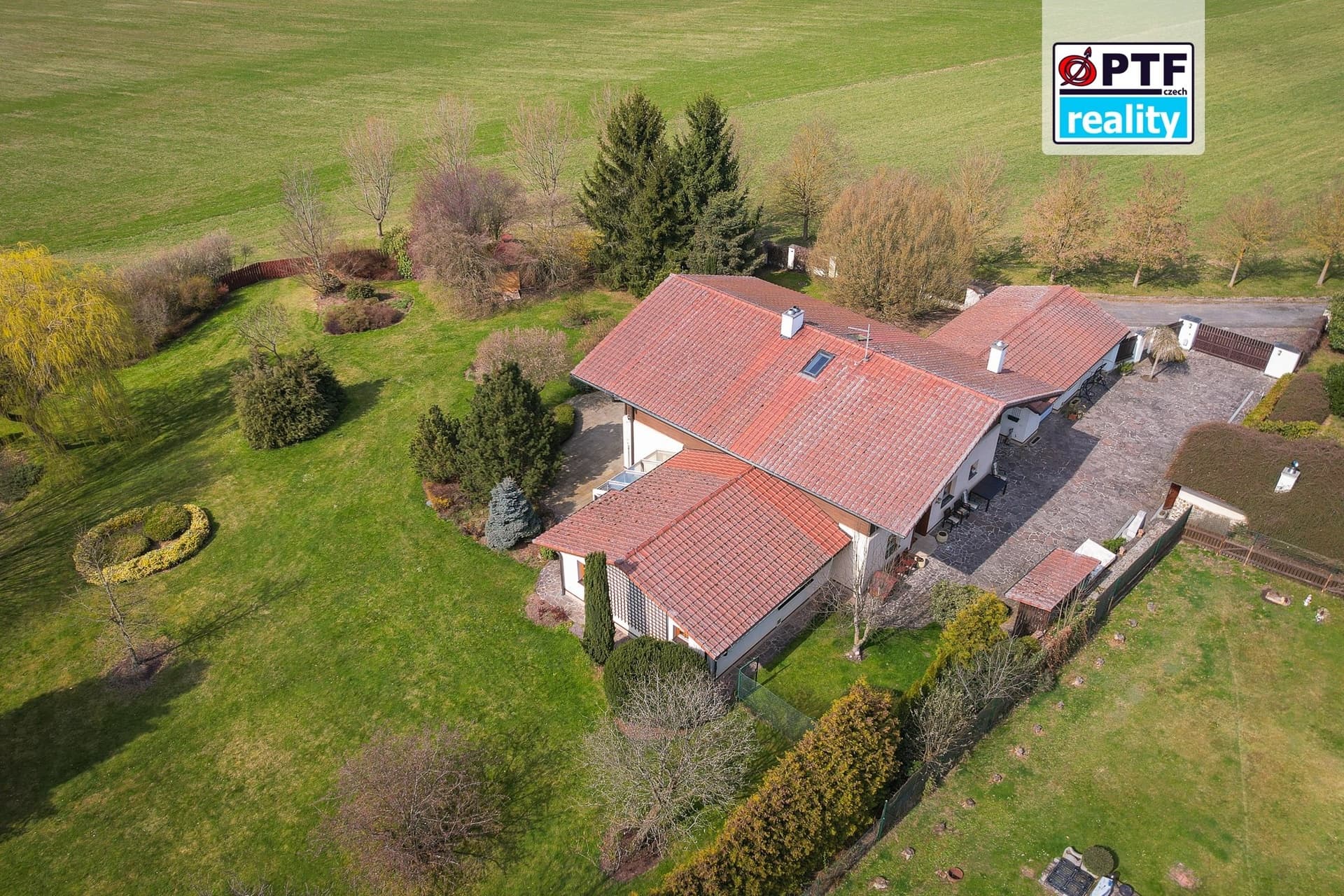 Exkluzivní rodinný dům 4+kk v alpském stylu, zahrada 5 409 m², garáž pro 3 vozy — Chrudim (fotografie 65)