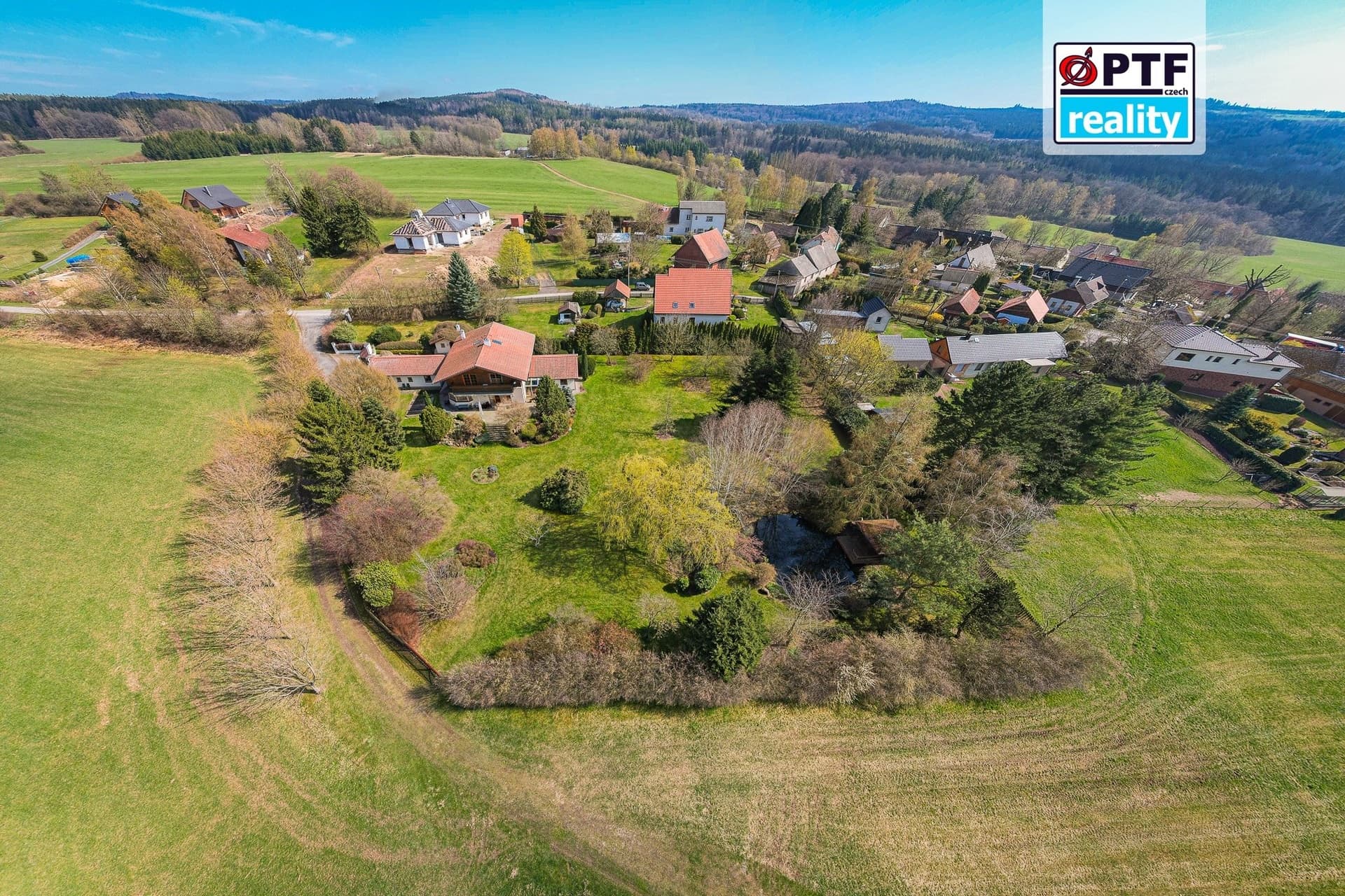 Exkluzivní rodinný dům 4+kk v alpském stylu, zahrada 5 409 m², garáž pro 3 vozy — Chrudim (fotografie 60)