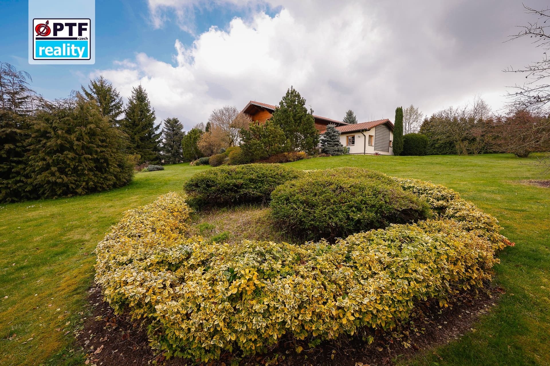 Exkluzivní rodinný dům 4+kk v alpském stylu, zahrada 5 409 m², garáž pro 3 vozy — Chrudim (fotografie 39)