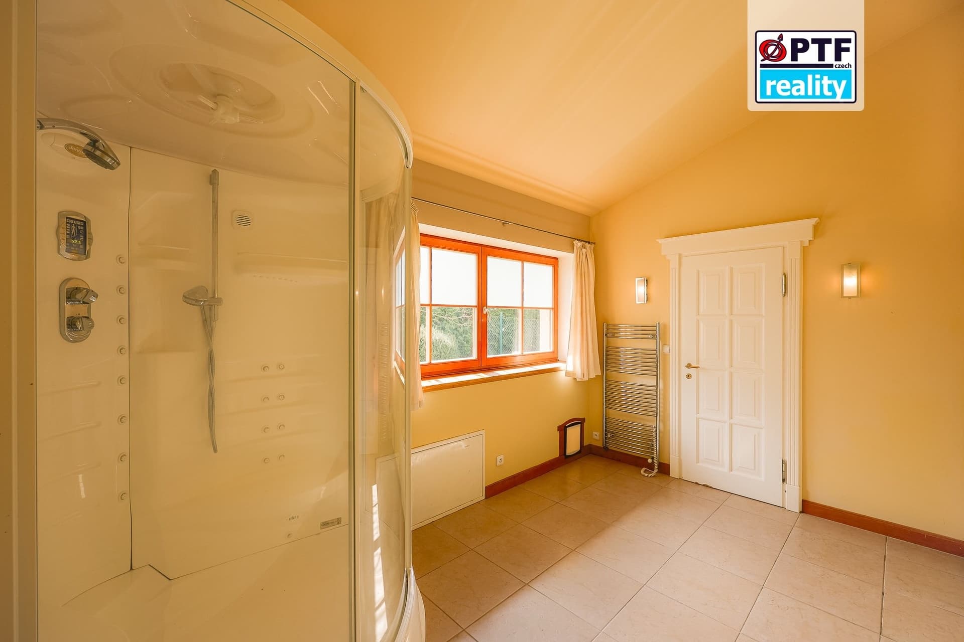 Exkluzivní rodinný dům 4+kk v alpském stylu, zahrada 5 409 m², garáž pro 3 vozy — Chrudim (fotografie 24)
