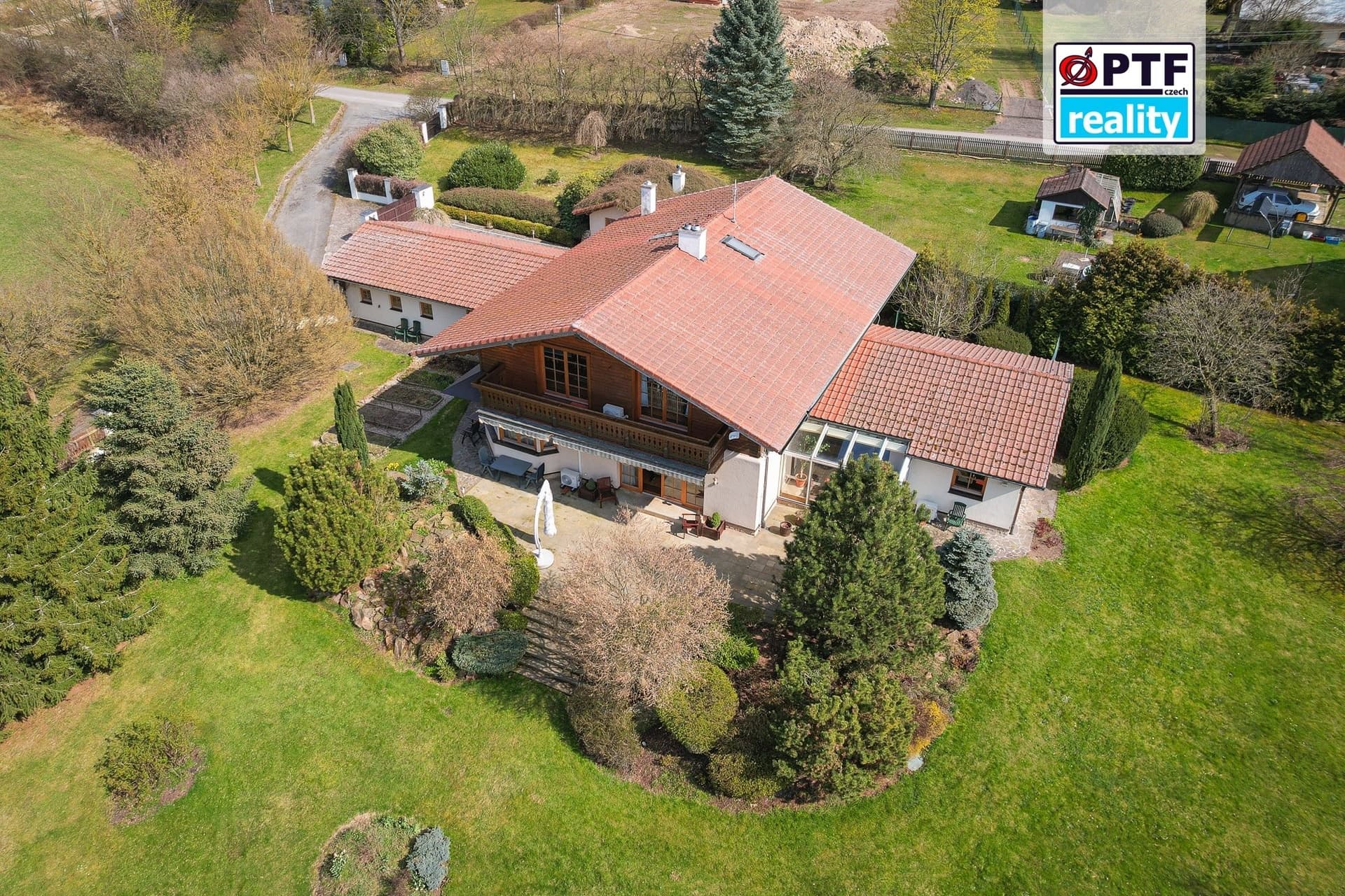 Exkluzivní rodinný dům 4+kk v alpském stylu, zahrada 5 409 m², garáž pro 3 vozy — Chrudim (fotografie 63)