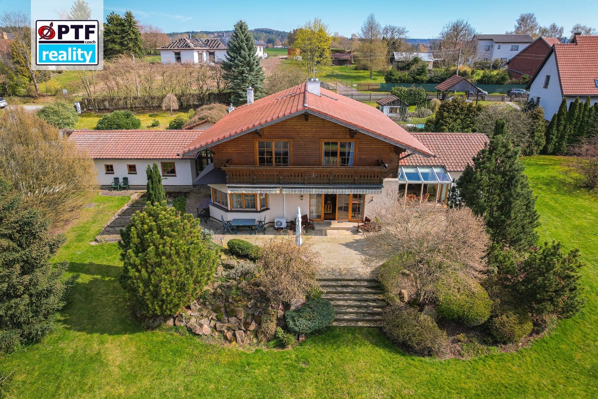 Exkluzivní rodinný dům 4+kk v alpském stylu, zahrada 5 409 m², garáž pro 3 vozy