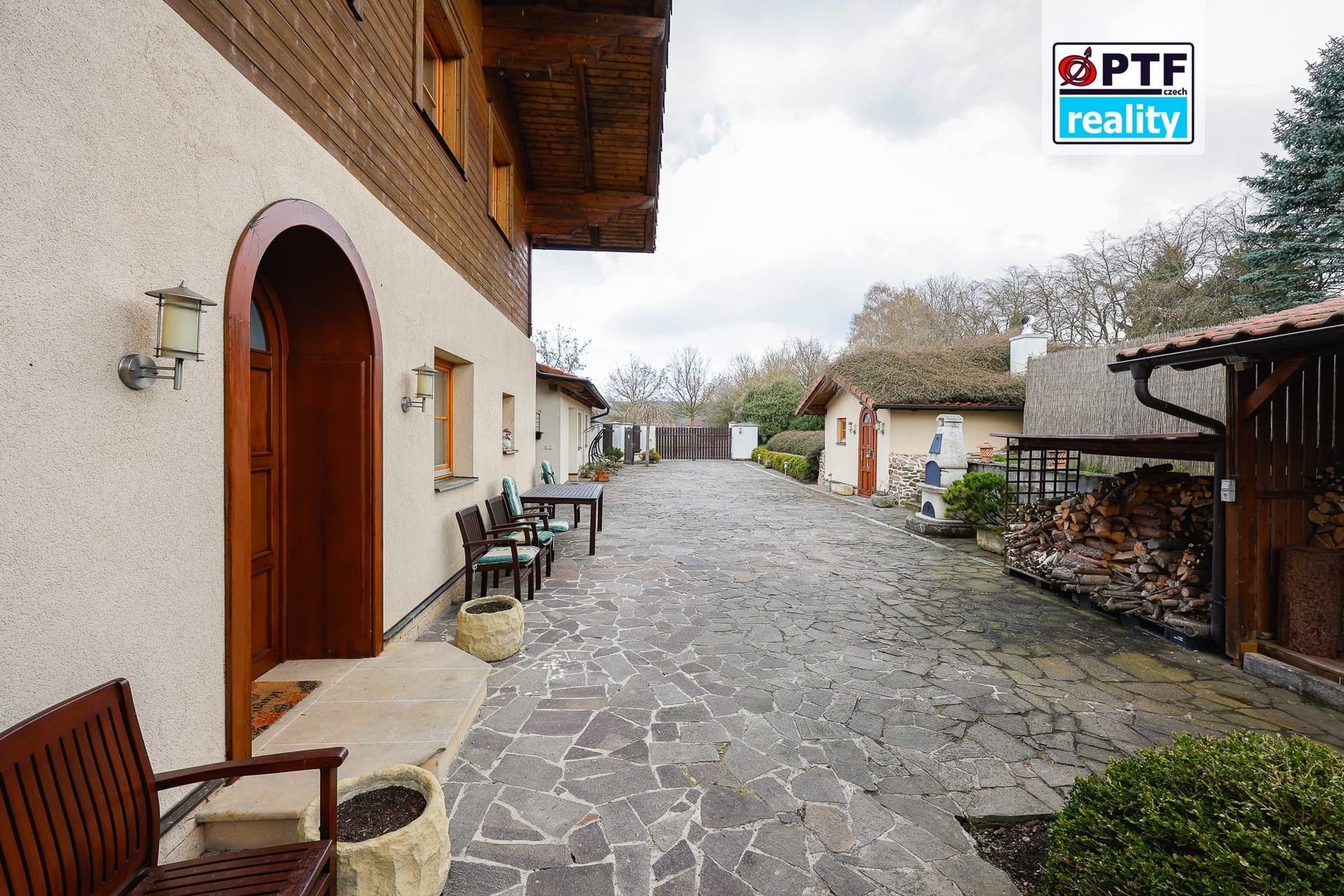 Exkluzivní rodinný dům 4+kk v alpském stylu, zahrada 5 409 m², garáž pro 3 vozy — Chrudim (fotografie 47)