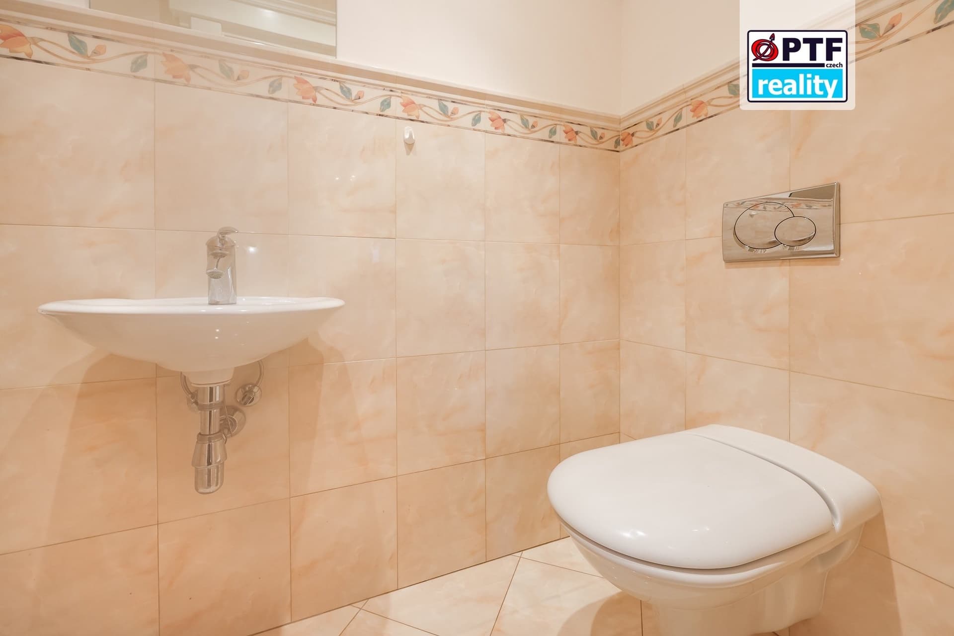 Exkluzivní rodinný dům 4+kk v alpském stylu, zahrada 5 409 m², garáž pro 3 vozy — Chrudim (fotografie 56)