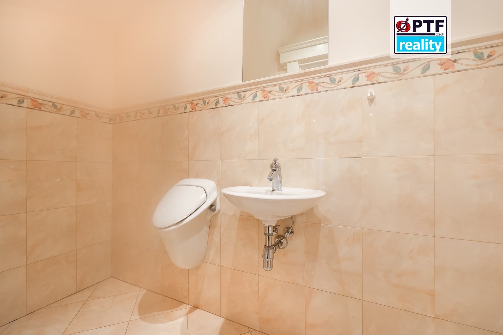 Exkluzivní rodinný dům 4+kk v alpském stylu, zahrada 5 409 m², garáž pro 3 vozy — Chrudim (fotografie 55)