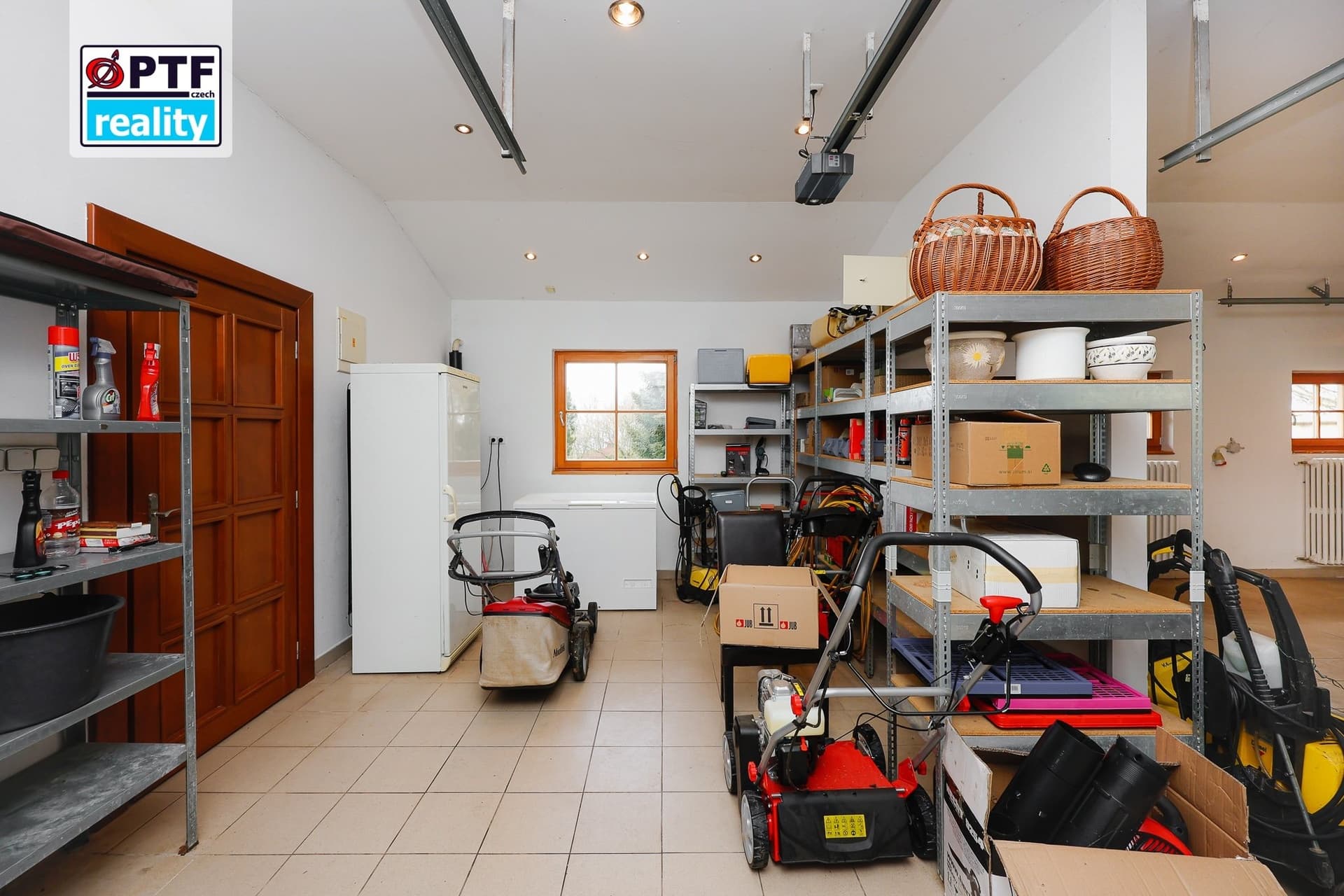 Exkluzivní rodinný dům 4+kk v alpském stylu, zahrada 5 409 m², garáž pro 3 vozy — Chrudim (fotografie 35)
