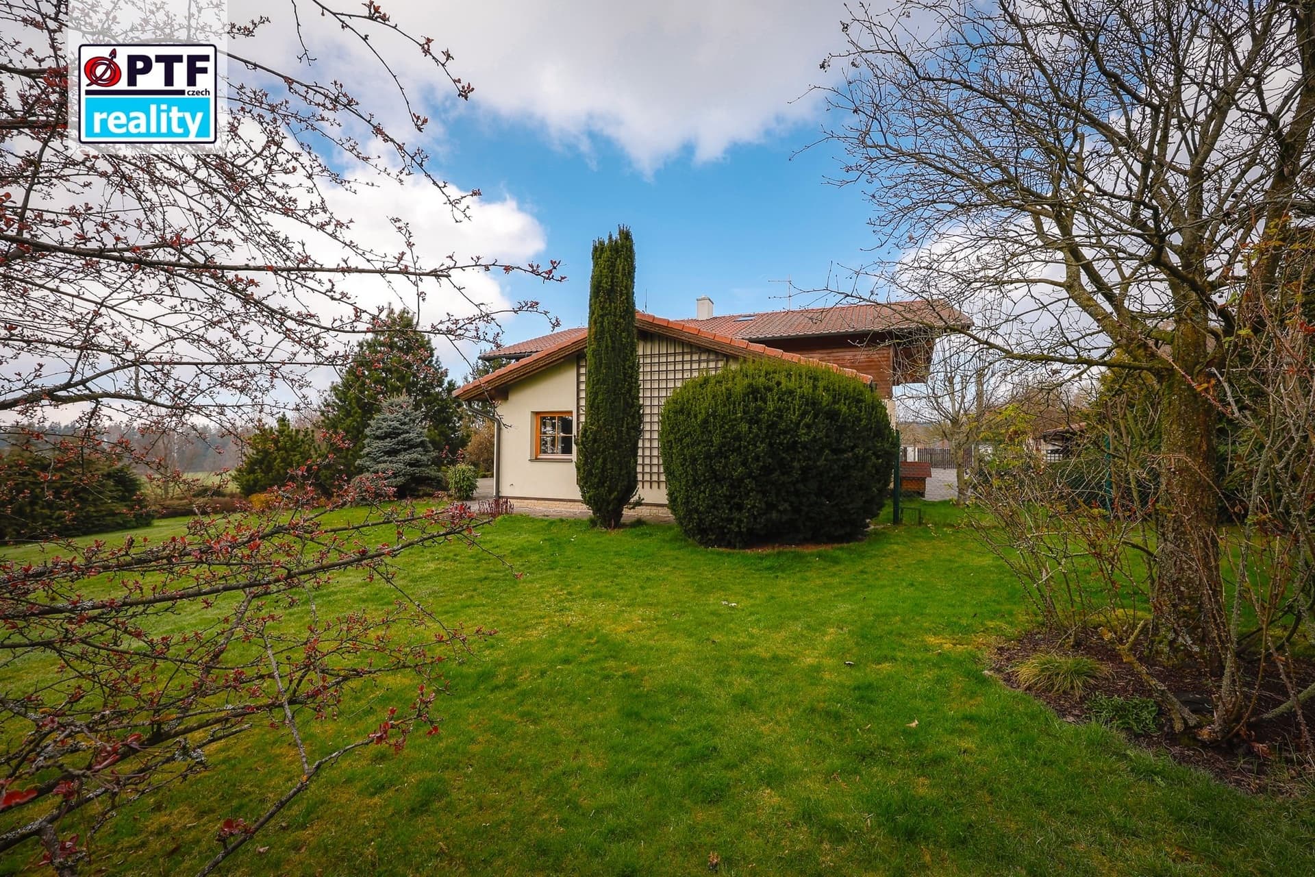 Exkluzivní rodinný dům 4+kk v alpském stylu, zahrada 5 409 m², garáž pro 3 vozy — Chrudim (fotografie 38)