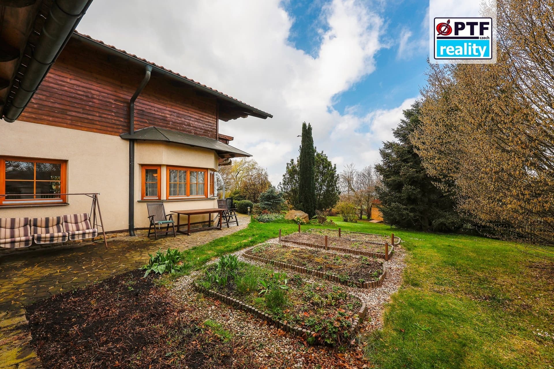 Exkluzivní rodinný dům 4+kk v alpském stylu, zahrada 5 409 m², garáž pro 3 vozy — Chrudim (fotografie 36)