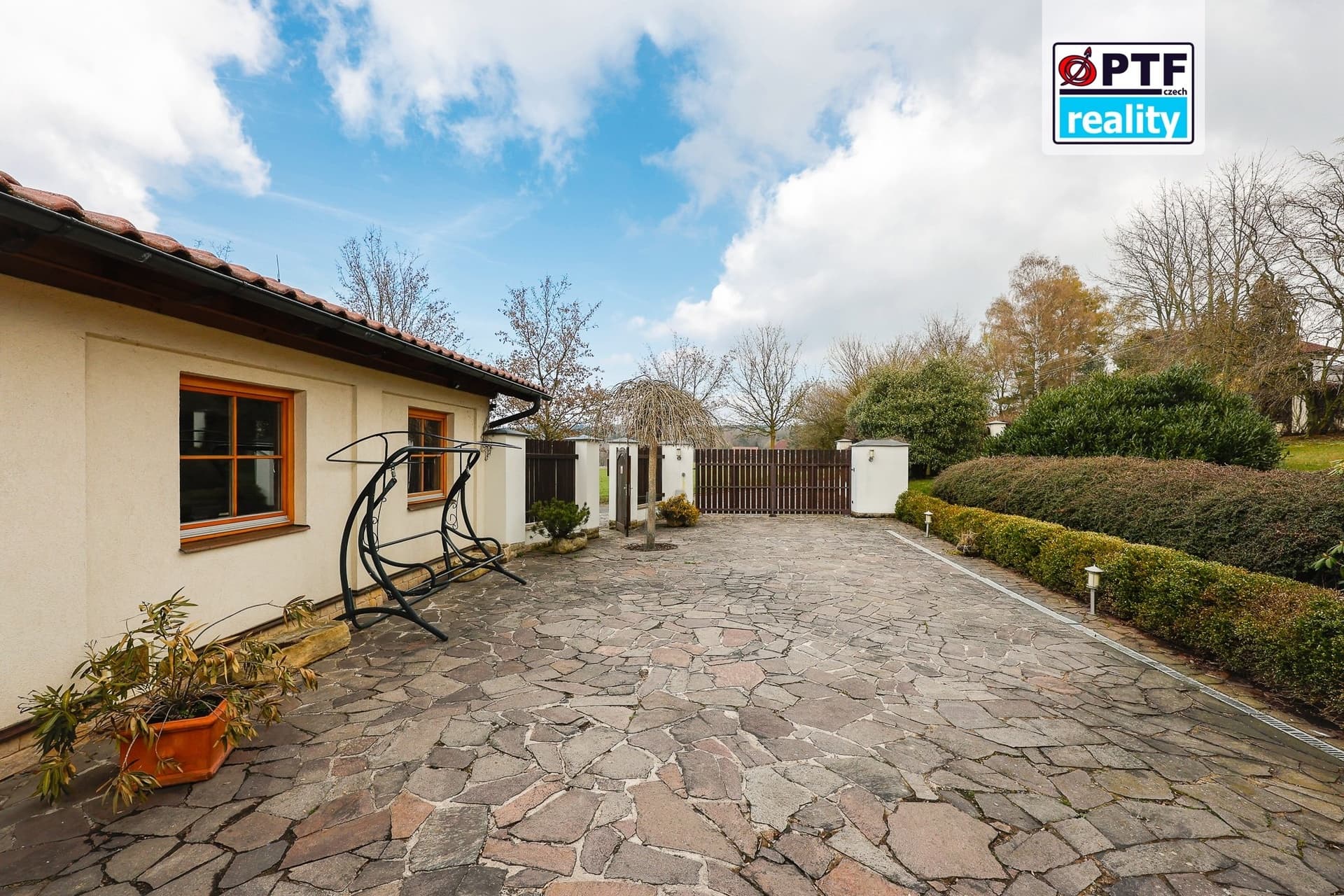 Exkluzivní rodinný dům 4+kk v alpském stylu, zahrada 5 409 m², garáž pro 3 vozy — Chrudim (fotografie 44)