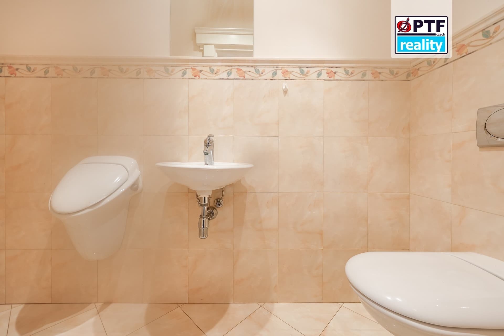 Exkluzivní rodinný dům 4+kk v alpském stylu, zahrada 5 409 m², garáž pro 3 vozy — Chrudim (fotografie 54)