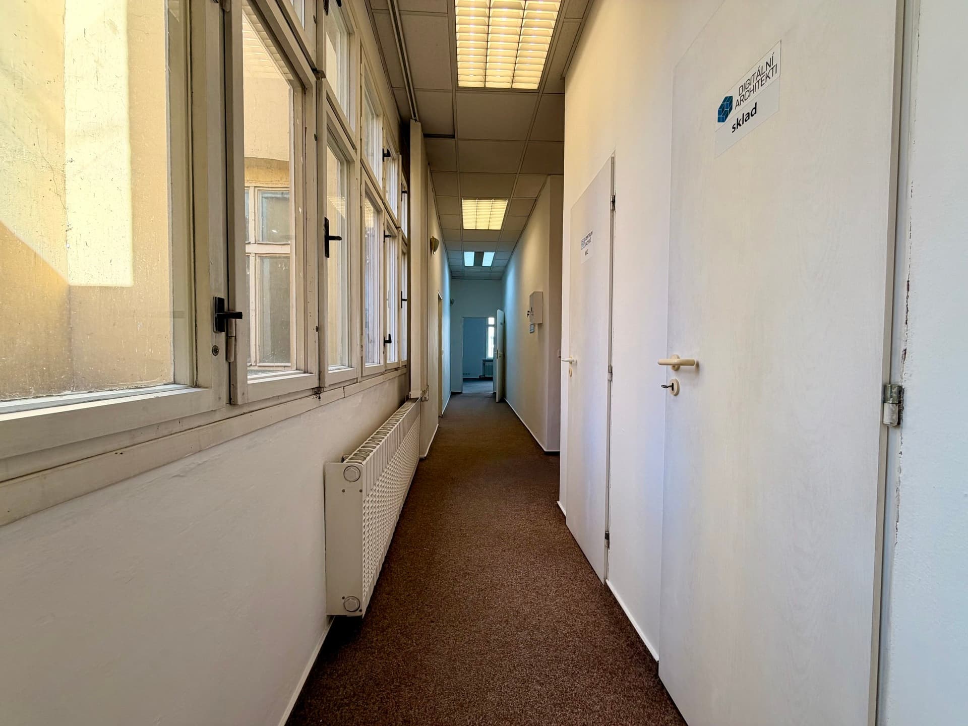 Pronájem kancelářských prostor v centru Plzně — Plzeň (fotografie 8)